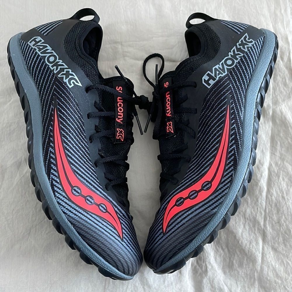SAUCONY HAVOK XC2 BLACK, GREY, ORANGE RED STRIPE ON SIDE.  7 SPIKES INCL…
